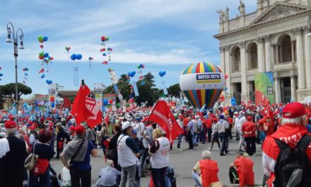 Eccoci a Roma insieme a tanti pensionati che dicono: “DATECI RETTA”